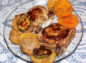 Una foto de Costillitas de cerdo con batatas azucaradas y zapallo al romero