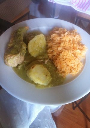 Una foto de Costilla de cerdo con papas en salsa verde