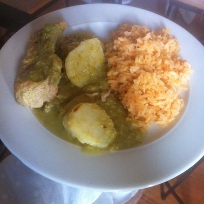 Costilla de cerdo con papas en salsa verde-image
