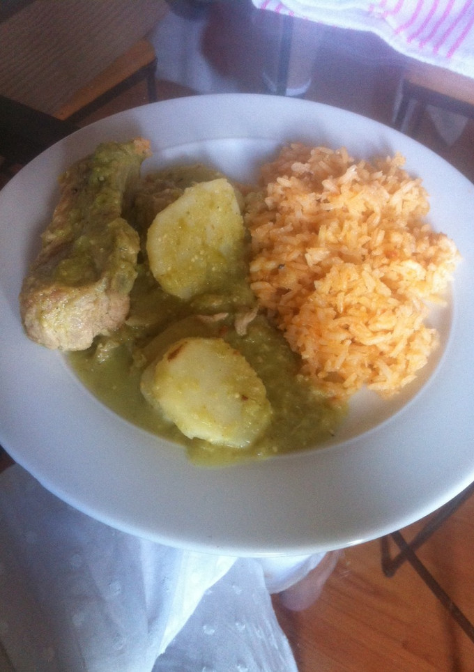 Una foto de Costilla de cerdo con papas en salsa verde