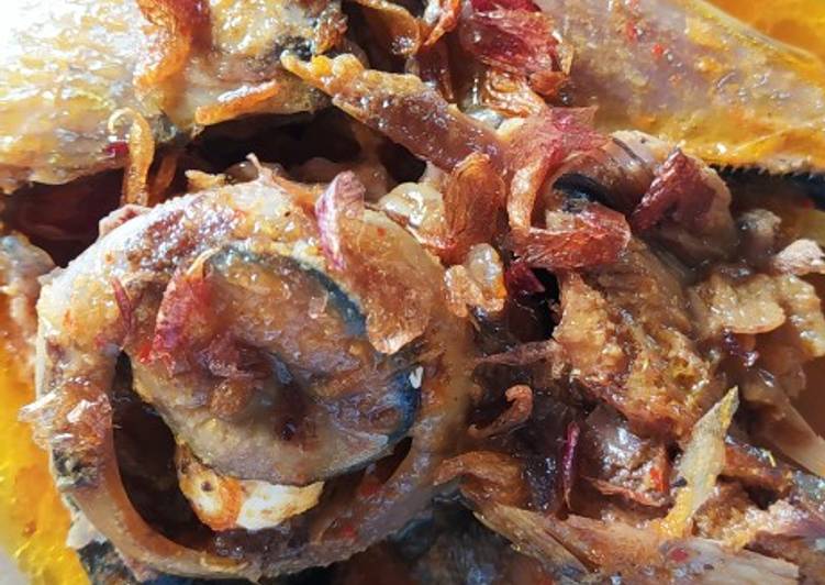 Kepala ikan bumbu kuning