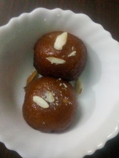 देसी गुलाब जामुन (Desi Gulab Jamun recipe in Hindi) रेसिपी मुख्य फोटो