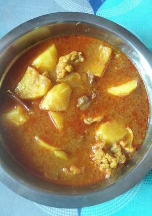 A picture of Gobhi aloor jhol.