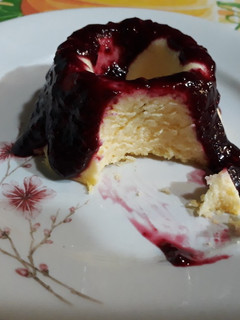 Una foto de Flan de queso con salsa frutos del bosque