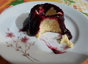 Una foto de Flan de queso con salsa frutos del bosque