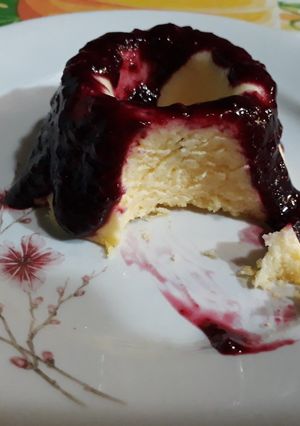 Una foto de Flan de queso con salsa frutos del bosque