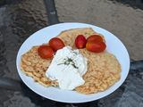 Cukkinipalacsinta feta sajtos mártogatóssal
