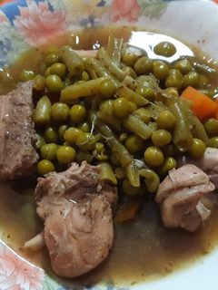 Una foto de Estofado de conejo con verduras