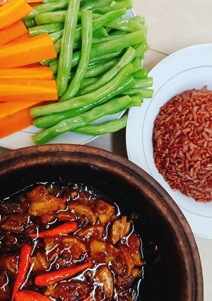 A picture of Brown Rice with Caramelized Pork Sauce (Kho Quet).
