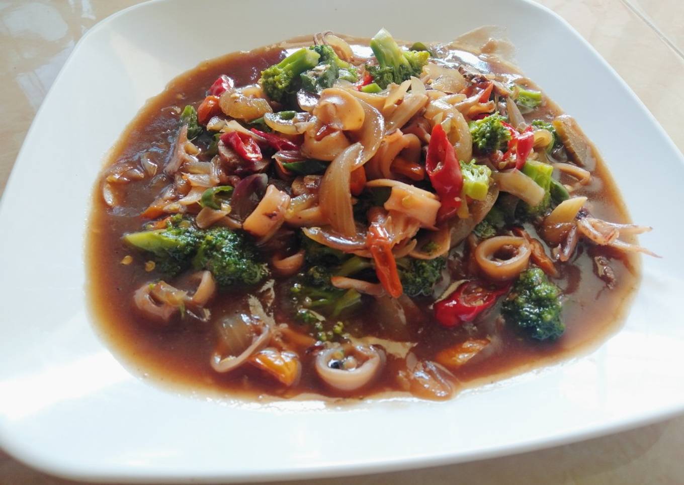 Cumi goreng dengan brokoli dan lada hitam