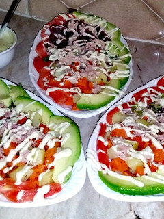 صورة لوصفة سلطة الخضار متنوعة في أطباق فردية 🥗