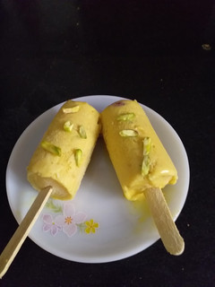मैंगो कुल्फी (Mango kulfi recipe in Hindi) रेसिपी मुख्य फोटो