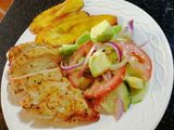 Pechuga de pollo con ensalada y plátano maduro 🍗🥗💖