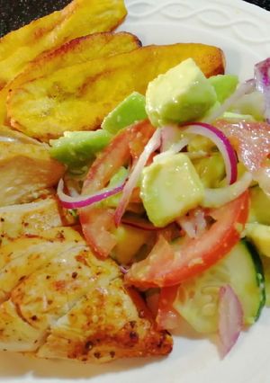 Una foto de Pechuga de pollo con ensalada y plátano maduro 🍗🥗💖