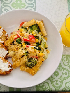 Una foto de Pasta Rotini primavera con pollo