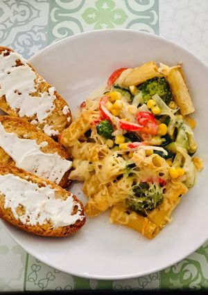 Una foto de Pasta Rotini primavera con pollo