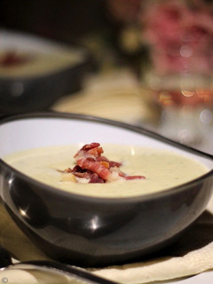 Una foto de Crema de Coliflor al Vino Blanco con Crujiente de Serrano