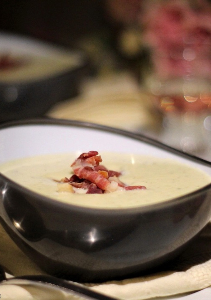 Una foto de Crema de Coliflor al Vino Blanco con Crujiente de Serrano