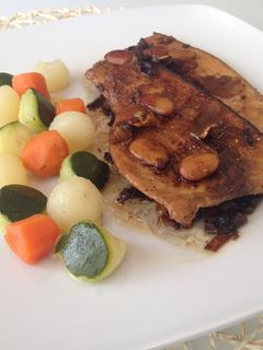 Una foto de Pez espada con jengibre y almendras en salsa de ciruela