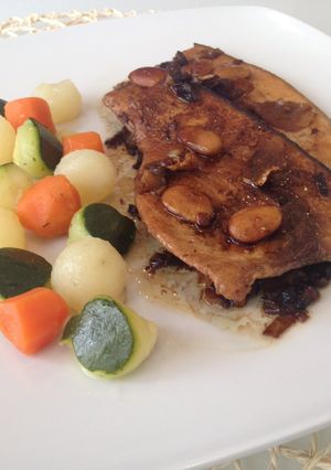 Una foto de Pez espada con jengibre y almendras en salsa de ciruela