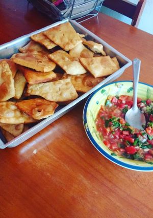 Una foto de Sopaipillas con pebre
