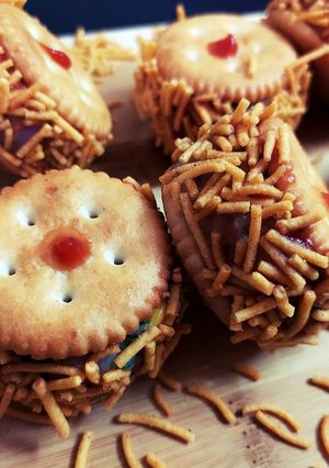 मोनाको बिस्कुट सेव पूरी (Monaco Biscuit Sev Puri recipe in Hindi) रेसिपी मुख्य फोटो