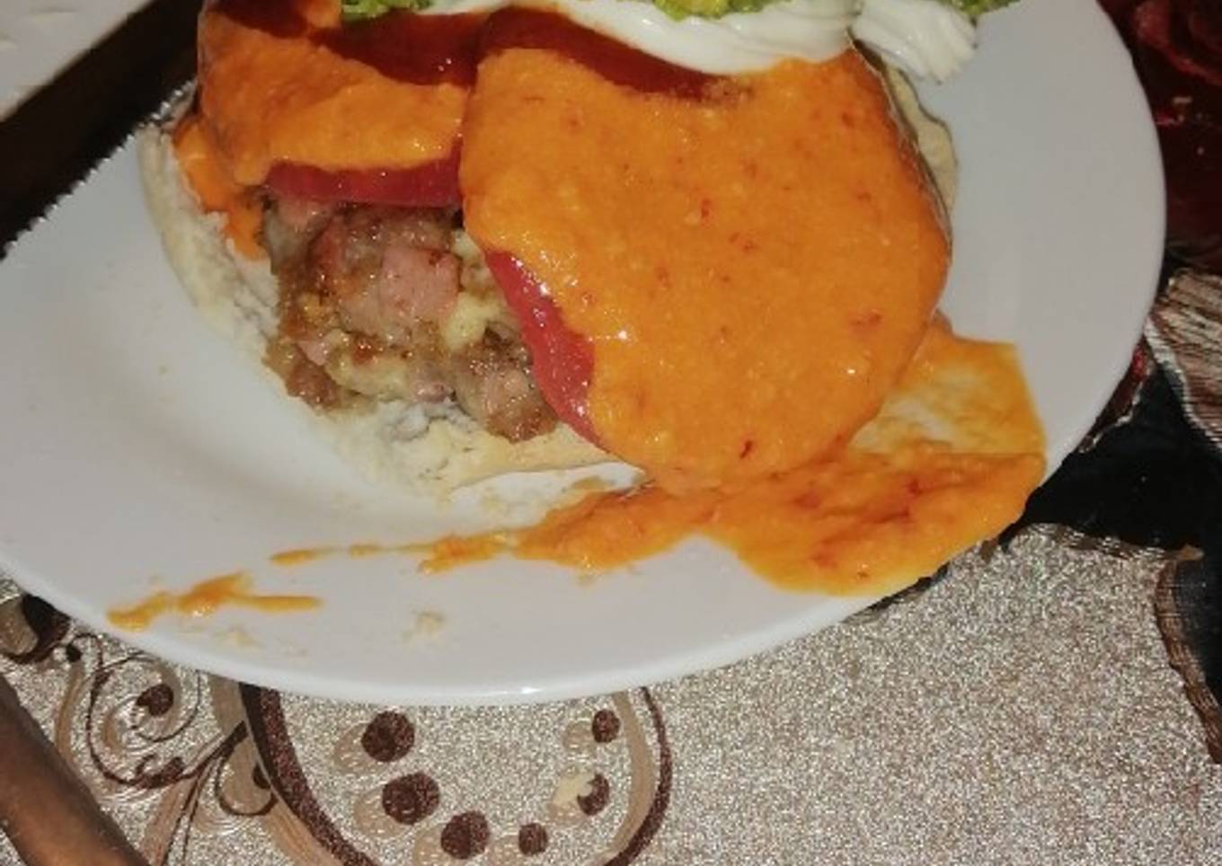 Hamburguesa casera con salsa de ají