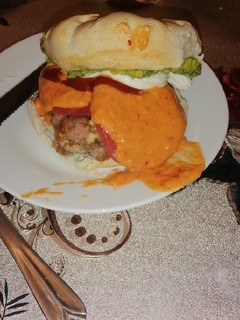 Una foto de Hamburguesa casera con salsa de ají