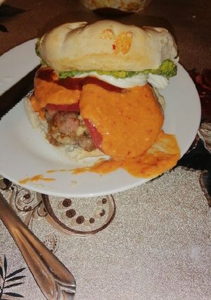 Una foto de Hamburguesa casera con salsa de ají