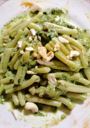 Foto di Gemelli, al pesto di bietoline e anacardi con salsiccia e curcuma