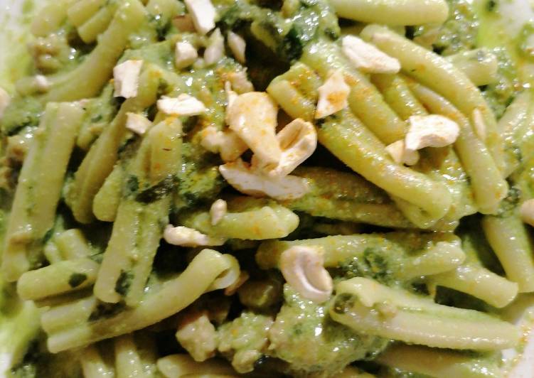 Recetta di Favorite Gemelli, al pesto di bietoline e anacardi con salsiccia e curcuma