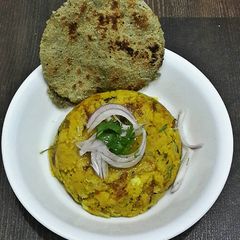 A picture of Zunka with Bhakri.