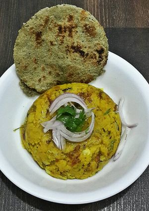 A picture of Zunka with Bhakri.