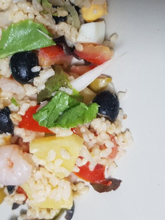 Una foto de 🥗 Ensalada de arroz 🍚, gambas 🦐 y piña🍍