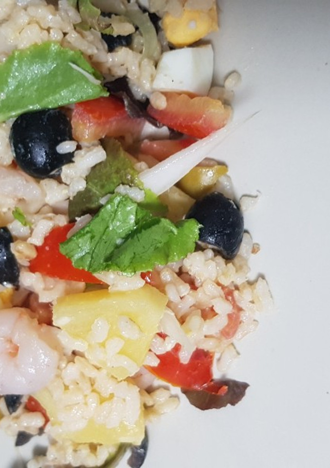 Una foto de 🥗 Ensalada de arroz 🍚, gambas 🦐 y piña🍍