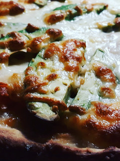 Una foto de Pizza de salmón y aguacate