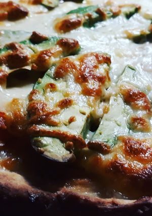 Una foto de Pizza de salmón y aguacate