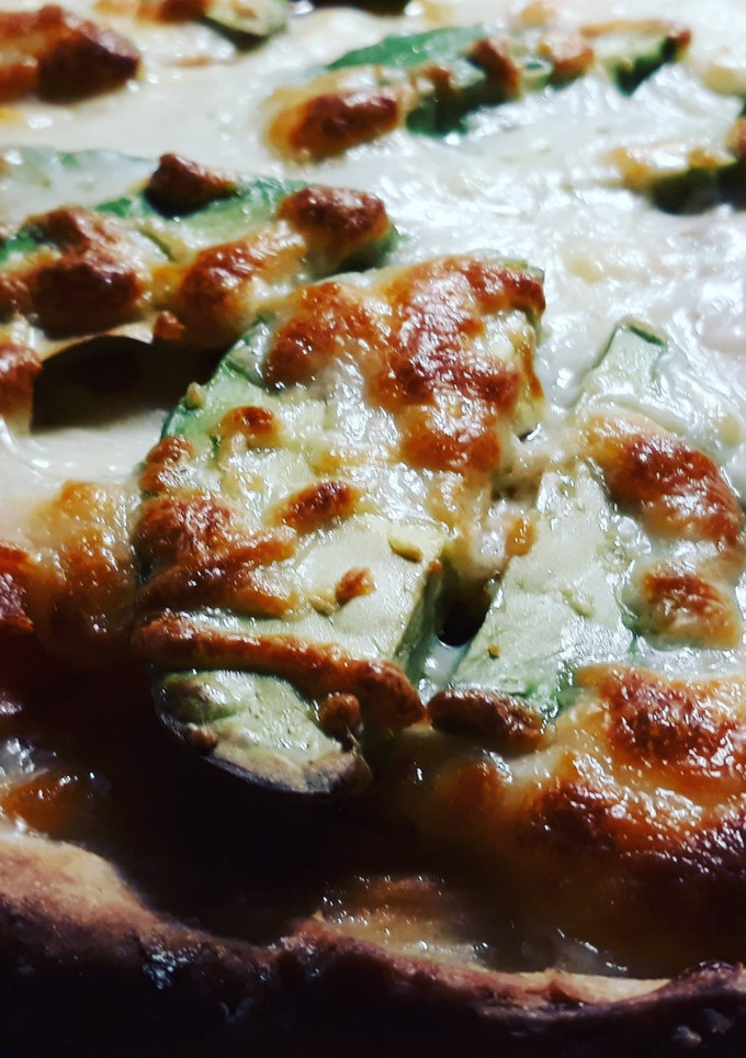 Una foto de Pizza de salmón y aguacate