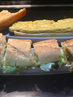 Una foto de Bocadillo de tortilla y canelones