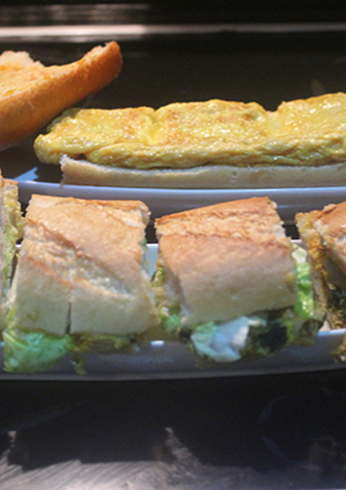 Una foto de Bocadillo de tortilla y canelones