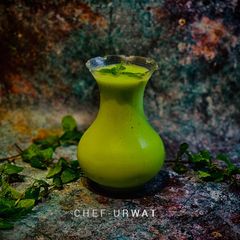 A picture of Apple and pineapple smoothie.