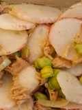 Está es una ensalada deliciosa, elaborada con productos de temporada como los rábanos y las habas
