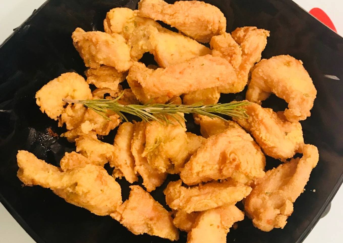 Pollo adobado y rebozado en harina de maíz