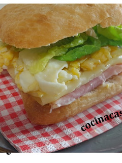Una foto de Huevos revueltos en pan cristal