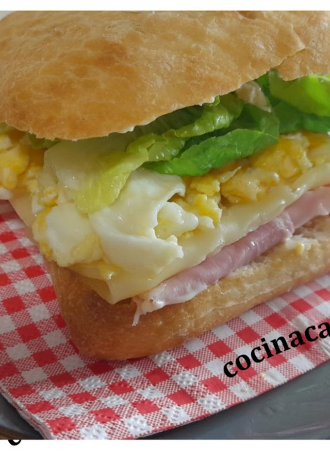 Una foto de Huevos revueltos en pan cristal