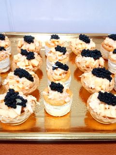 Una foto de Volovanes rellenos de cangrejo, manzana y salsa rosa
