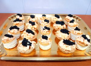Una foto de Volovanes rellenos de cangrejo, manzana y salsa rosa
