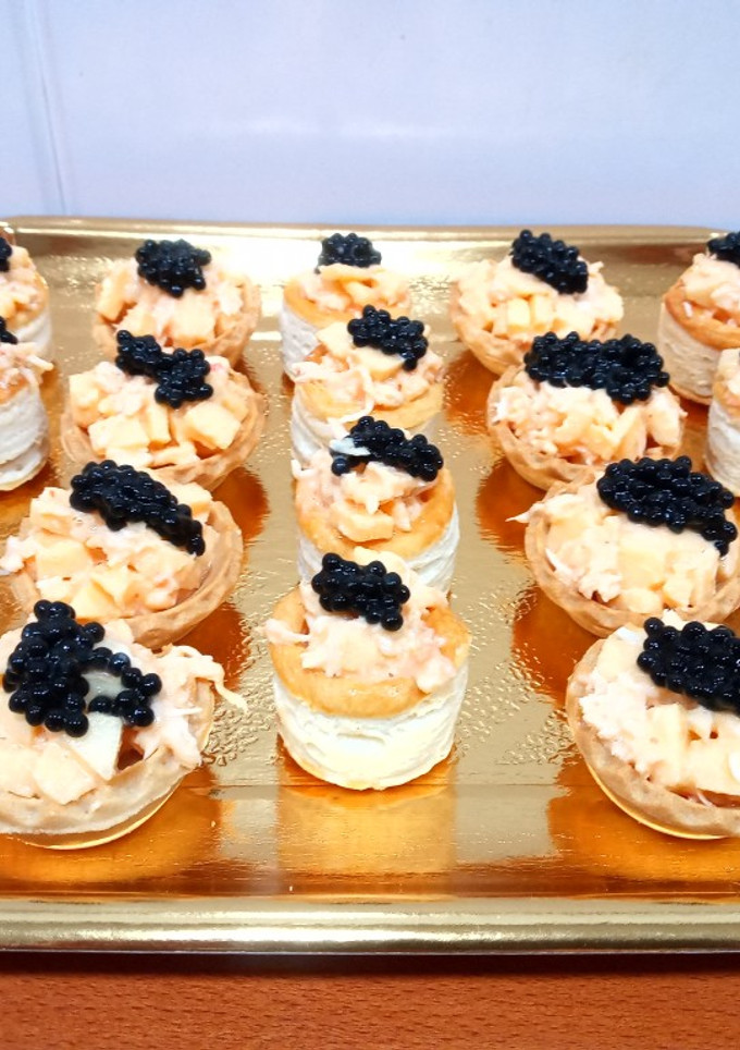 Una foto de Volovanes rellenos de cangrejo, manzana y salsa rosa