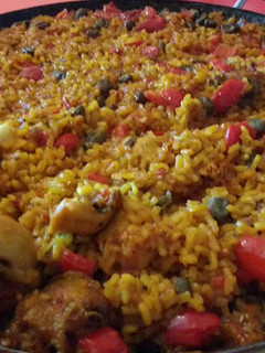Una foto de Arroz con pollo y habitas