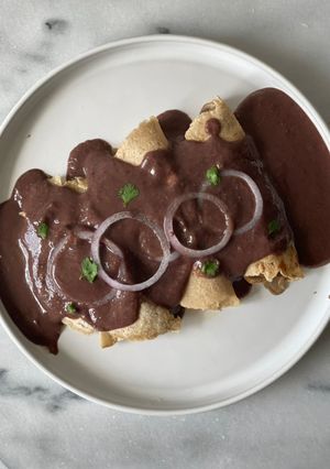 Una foto de Enfrijoladas veganas sin lácteos